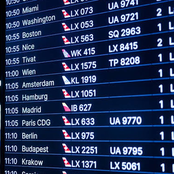 Abflugtafel mit internationalen Zielen